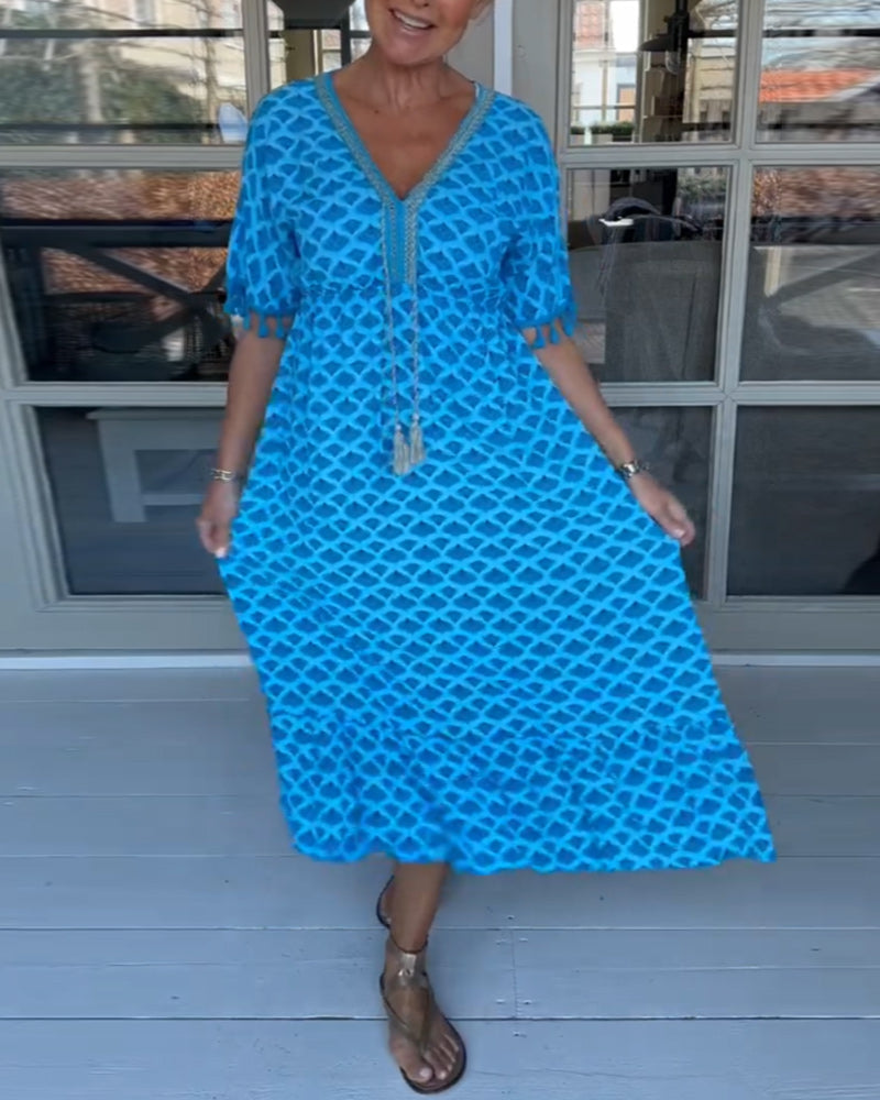 Casual day dress with a V-neck and a trendy print.