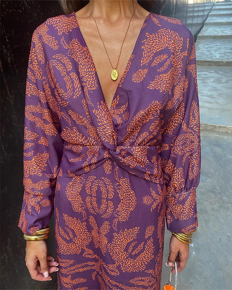 Stylish dress with vintage print, V-neck and long sleeves – timeless chic