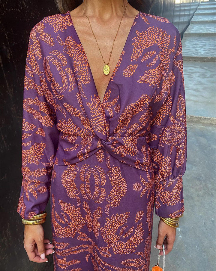 Stylish dress with vintage print, V-neck and long sleeves – timeless chic