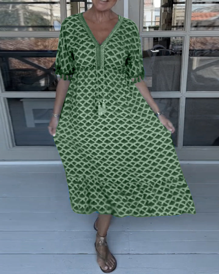 Casual day dress with a V-neck and a trendy print.