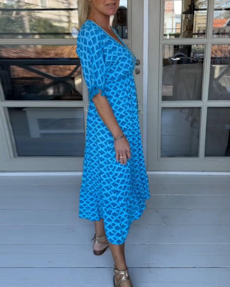 Casual day dress with a V-neck and a trendy print.