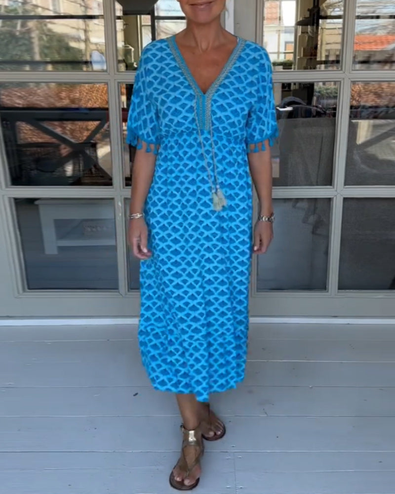 Casual day dress with a V-neck and a trendy print.