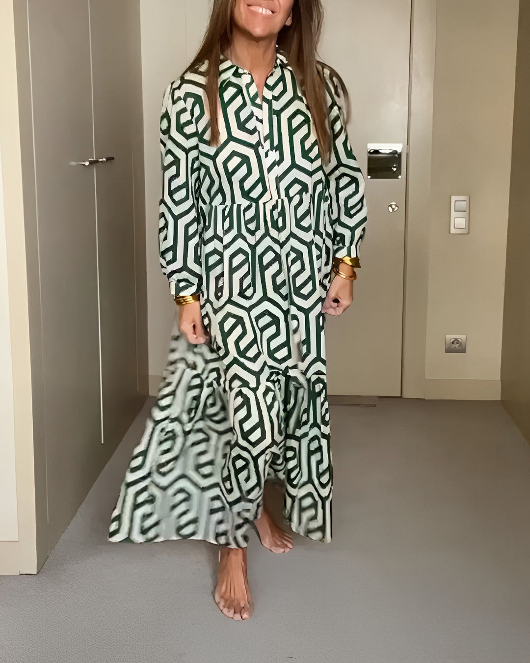 Chic dress with nine dots and a geometric print