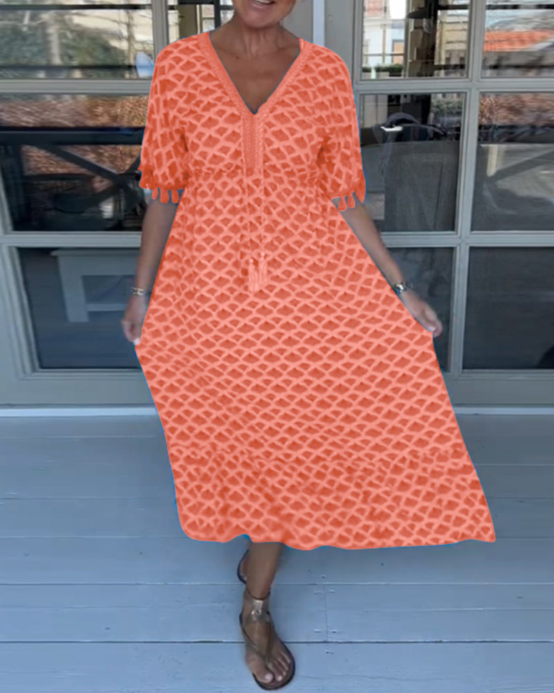 Casual day dress with a V-neck and a trendy print.