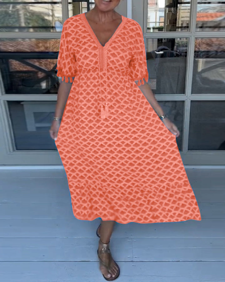 Casual day dress with a V-neck and a trendy print.