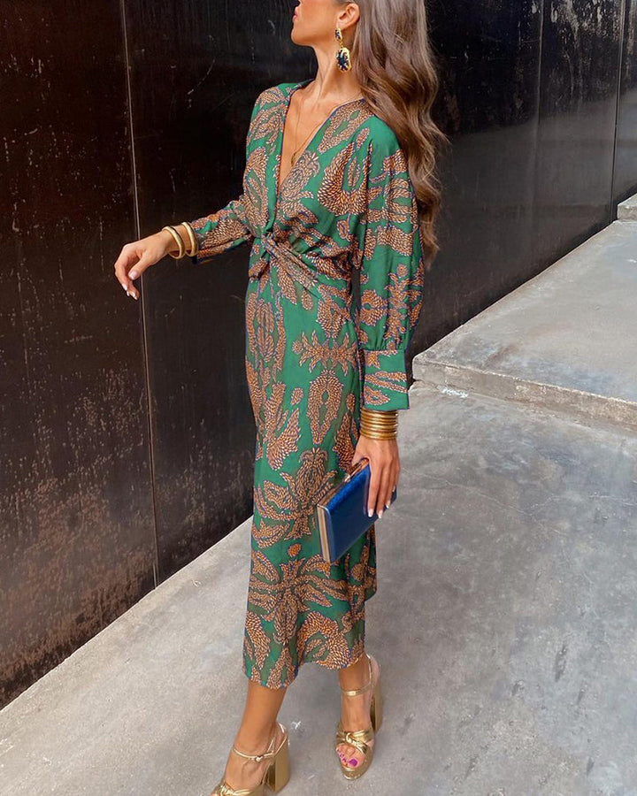 Stylish dress with vintage print, V-neck and long sleeves – timeless chic