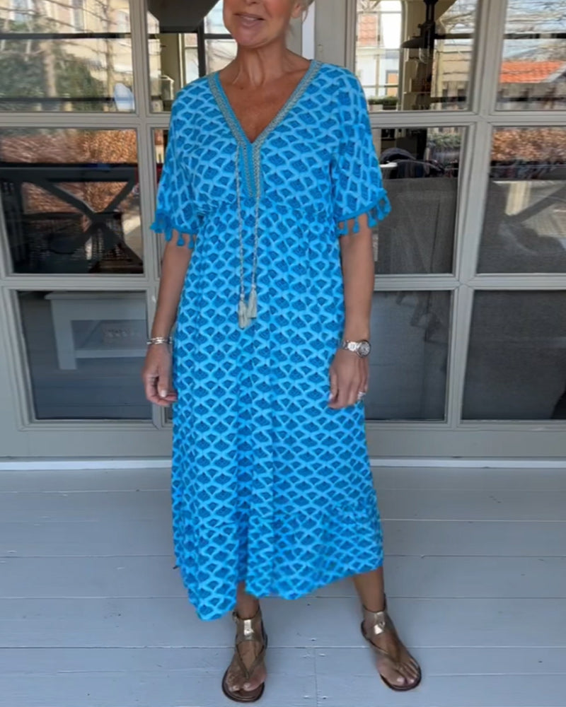 Casual day dress with a V-neck and a trendy print.