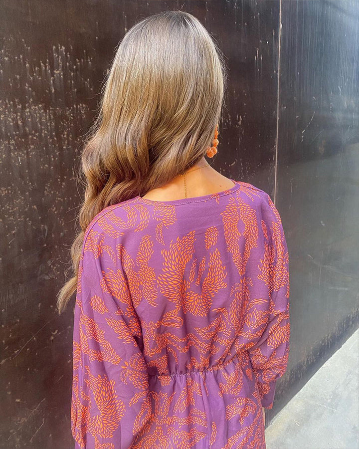 Stylish dress with vintage print, V-neck and long sleeves – timeless chic