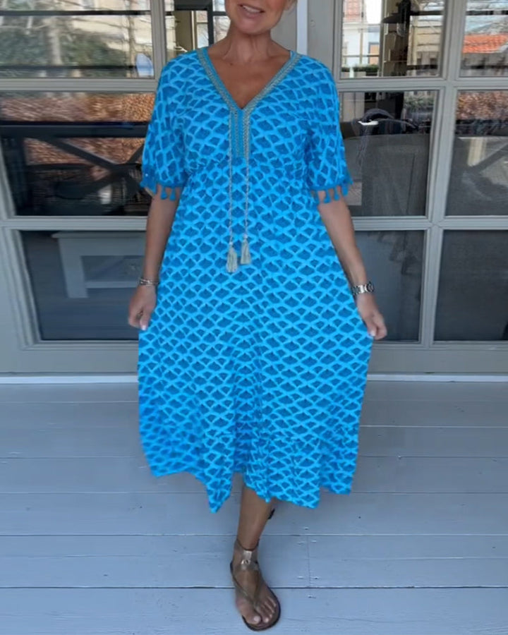 Casual day dress with a V-neck and a trendy print.