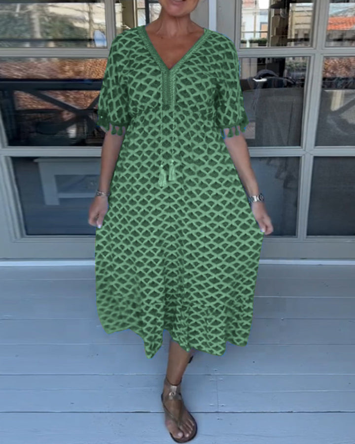 Casual day dress with a V-neck and a trendy print.