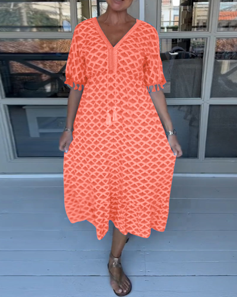 Casual day dress with a V-neck and a trendy print.