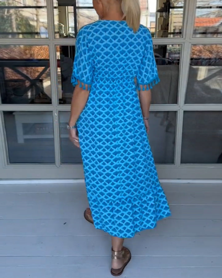 Casual day dress with a V-neck and a trendy print.
