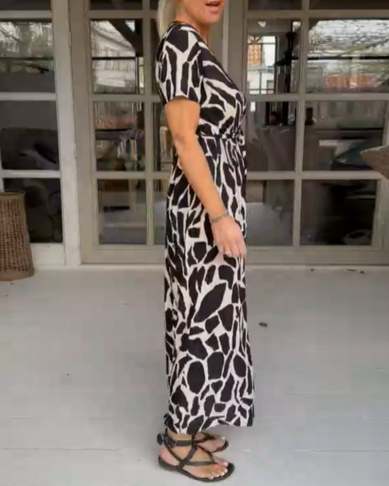 Elegant short-sleeve dress with a V-neck