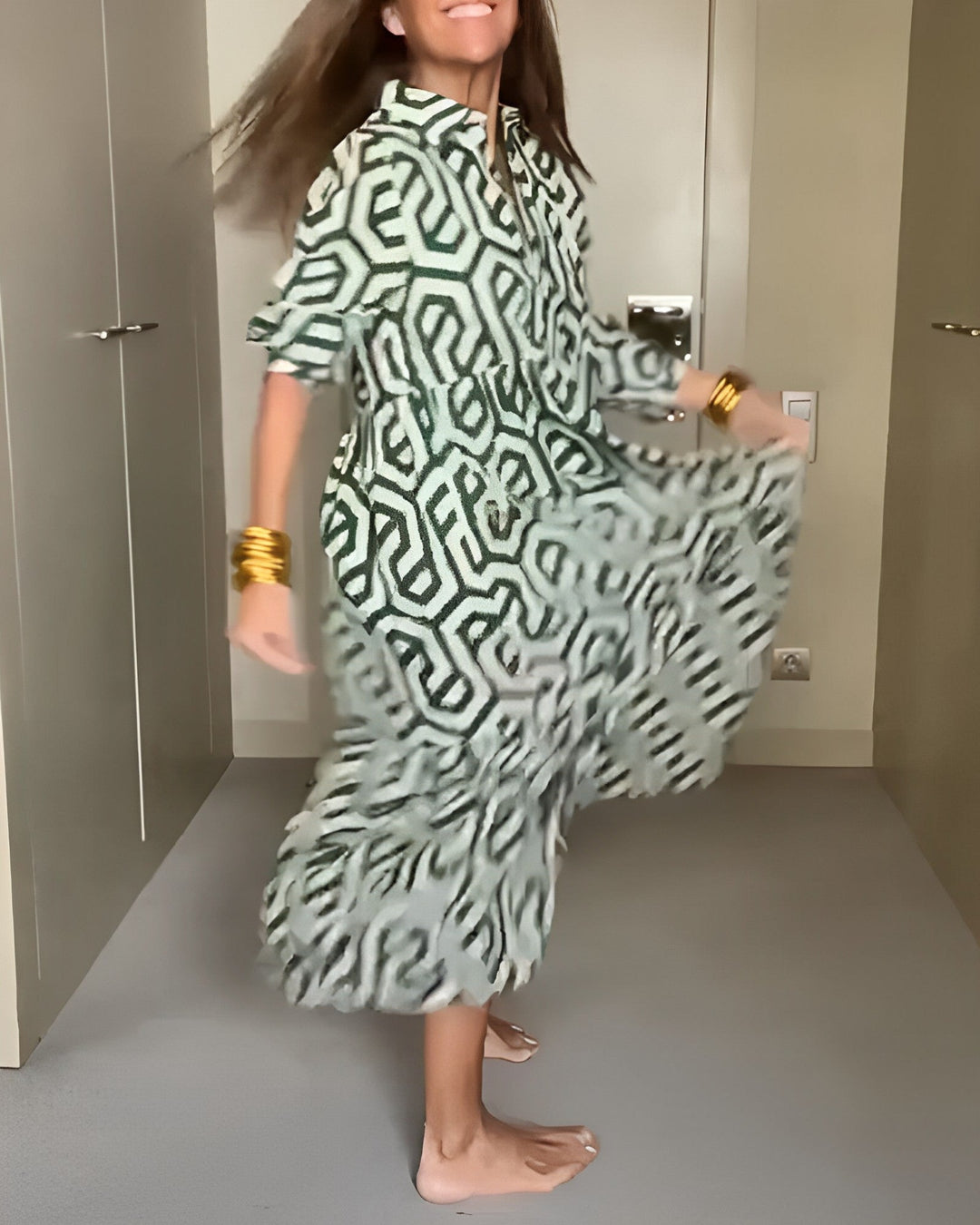 Chic dress with nine dots and a geometric print