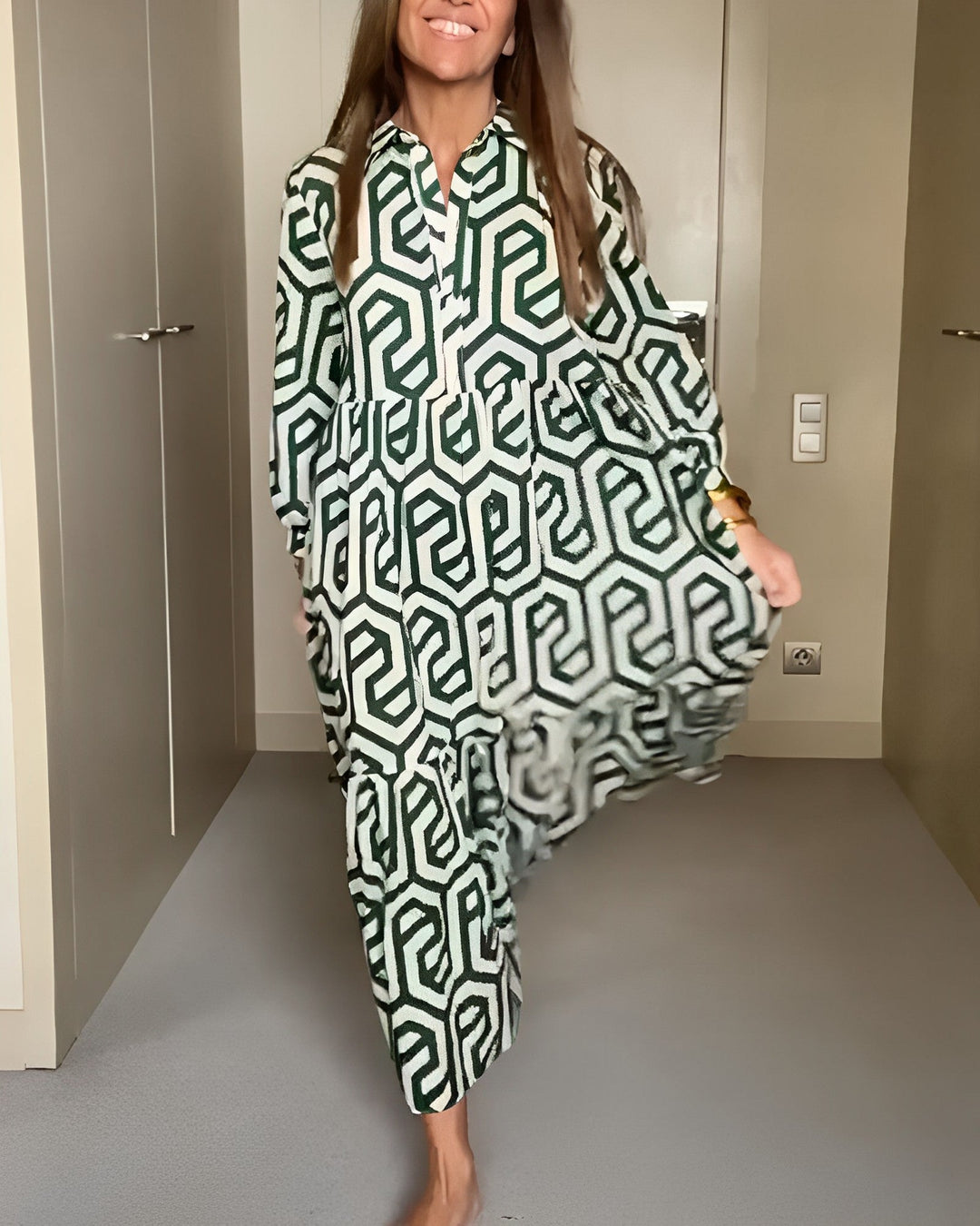 Chic dress with nine dots and a geometric print